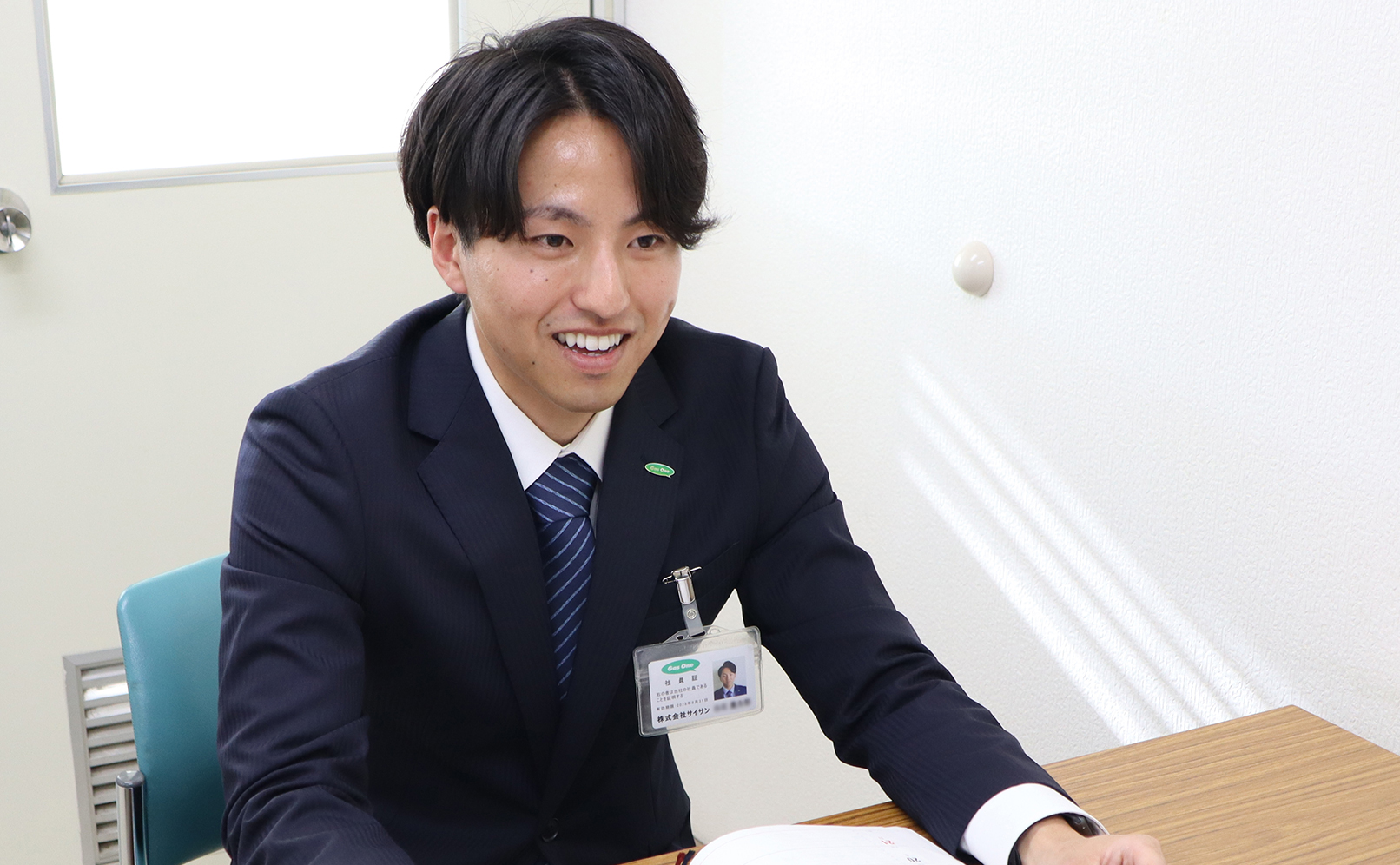 お客さまへの提案に向けて業務を行う産業用ガス部の社員